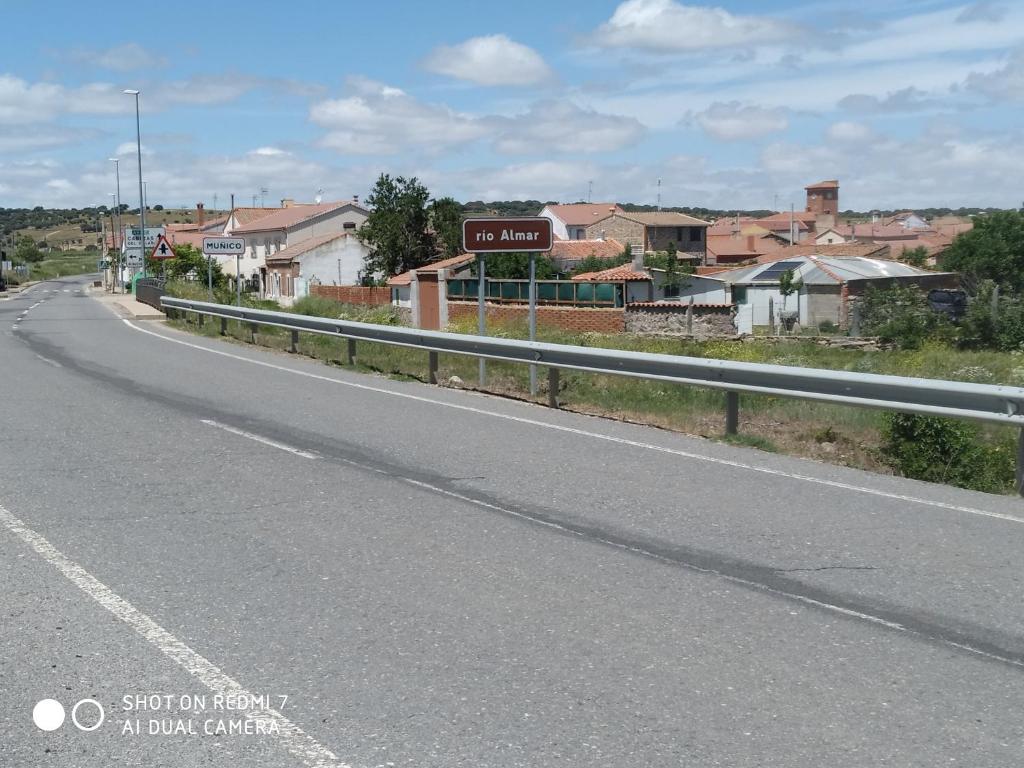 an empty road with a fence on the side at CASITA AZUL MUÑICO , AVILA in Muñico