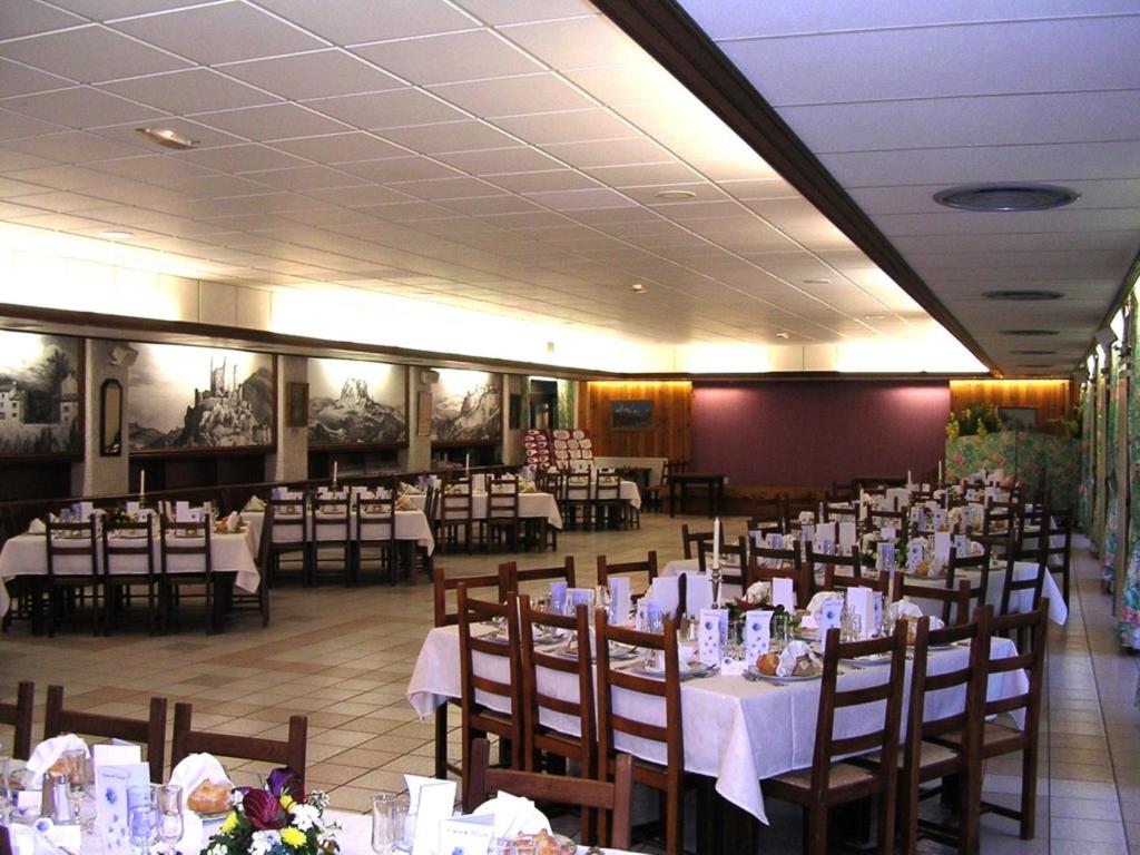 Restaurace v ubytování Hôtel Restaurant La Crèche et sa piscine intérieure - Logis Hôtels