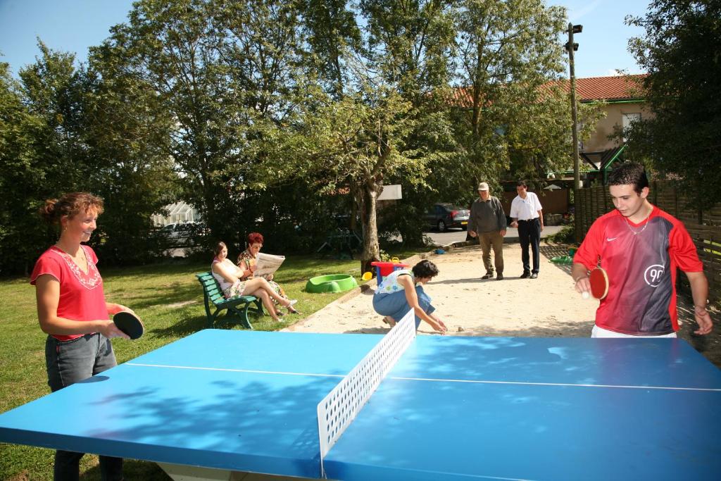 Hosté ubytování Hôtel Restaurant La Crèche et sa piscine intérieure - Logis Hôtels