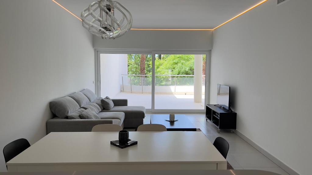 sala de estar con sofá y mesa en Lovely 2-Bedroom Holiday Home Higuerón Area, en Málaga