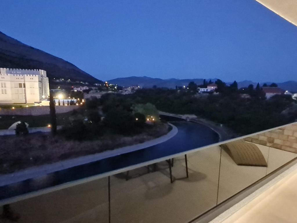 Nespecifikovaný výhled na hory nebo výhled na hory při pohledu z aparthotelu
