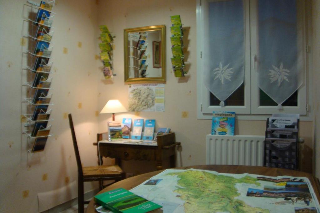 Fotografie z fotogalerie ubytování Hôtel Restaurant La Crèche et sa piscine intérieure - Logis Hôtels v destinaci La Chomette