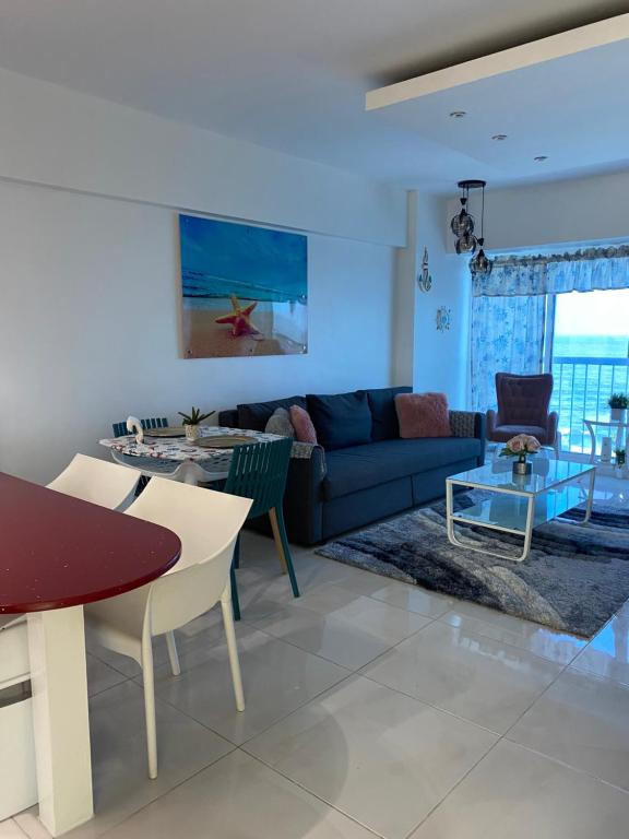 sala de estar con sofá y mesa en Villa marbella ocean view, en Santo Domingo