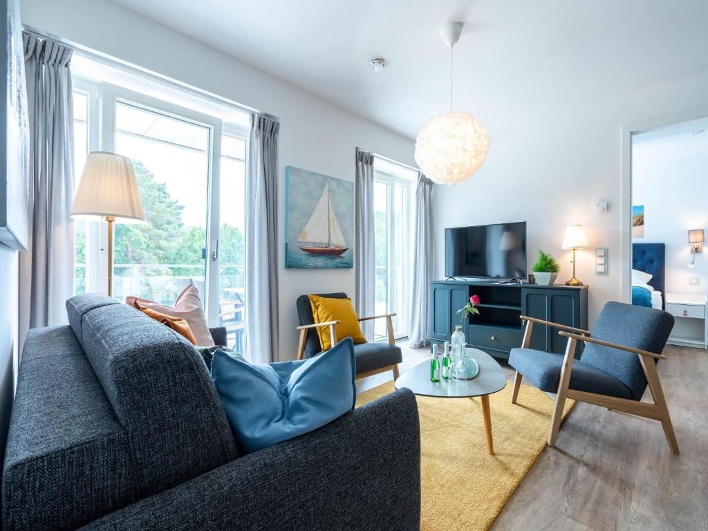 ein Wohnzimmer mit Couch und Sesseln in der Unterkunft Dünenresidenz Prora - Ferienwohnung mit 2 Schlafzimmern und Balkon B3-2-3 in Binz