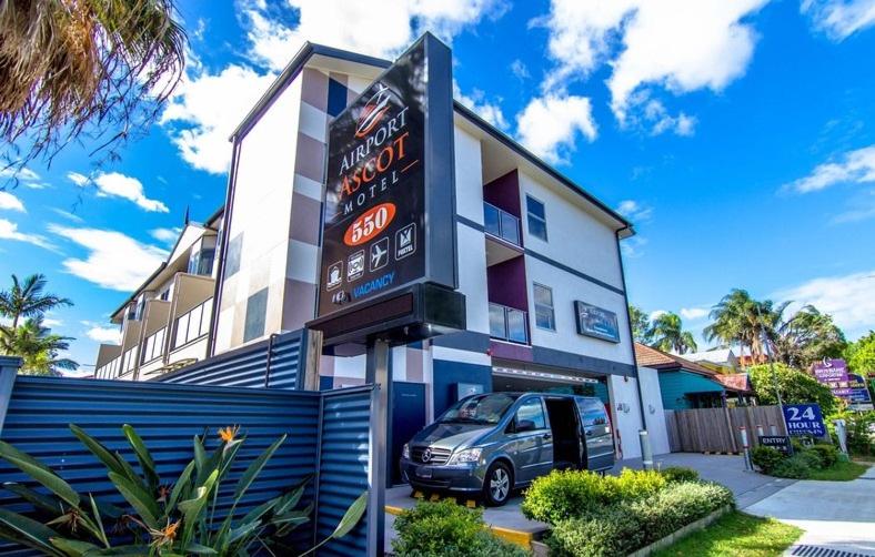 un edificio con una gran señal delante de él en Airport Ascot Motel en Brisbane