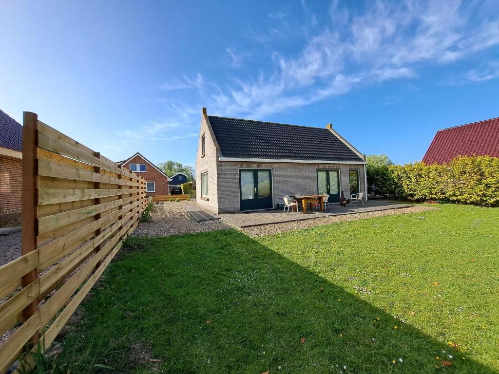 TzummarumにあるNice house with a dishwasher, near the Wadden Seaの庭に囲まれた家