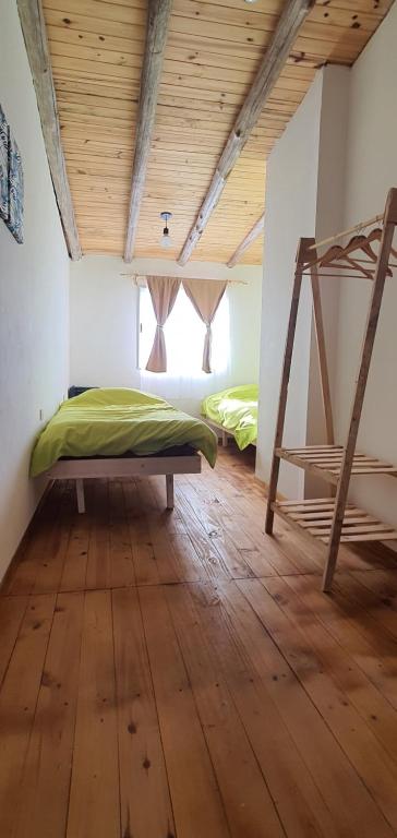 um quarto com 2 beliches e piso em madeira em LOS CACTUS em Malargüe