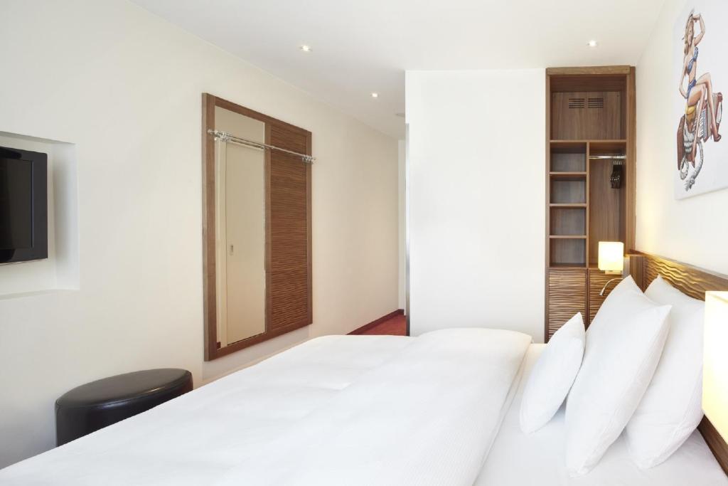 Postel nebo postele na pokoji v ubytování Hotel Hafen Hamburg