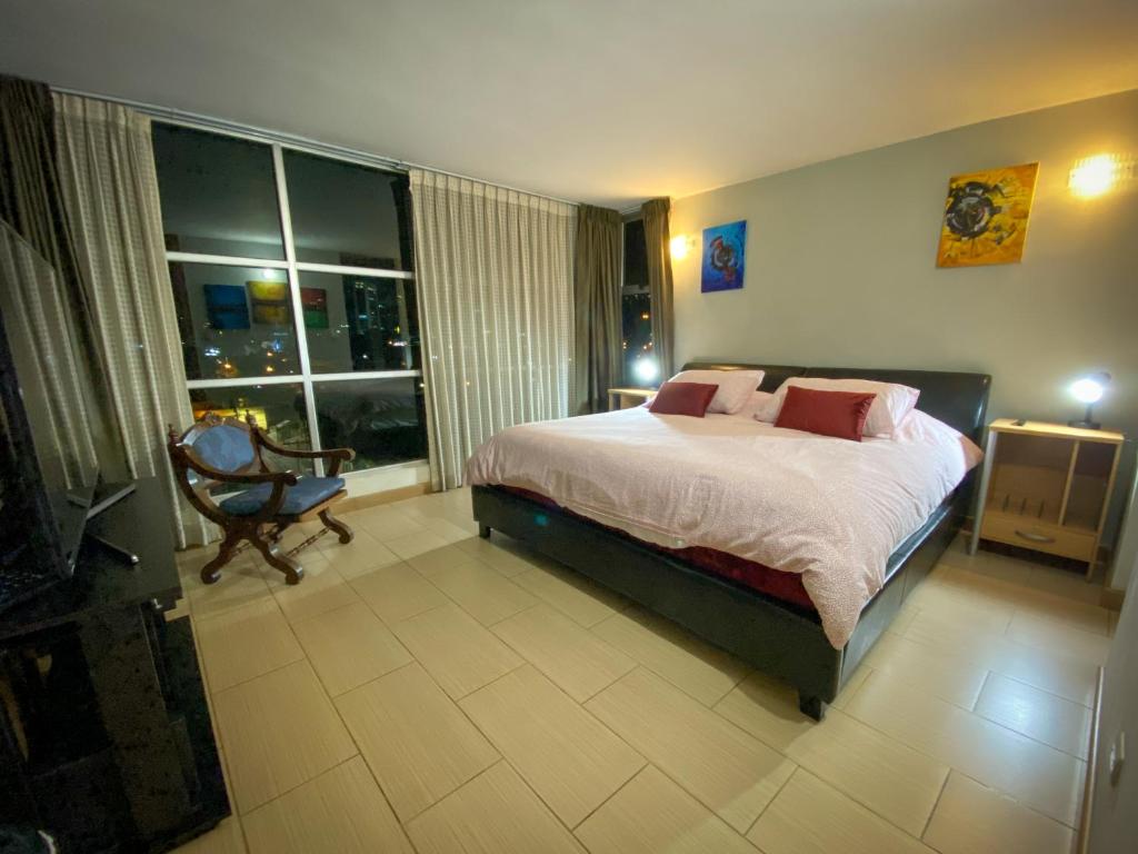 Imagen de la galería de 2 Rooms, 1 King Size bed, 64" Smart HDTV, en Guatemala