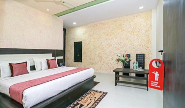1 dormitorio con 1 cama grande y escritorio. en Rama HS, en Agra
