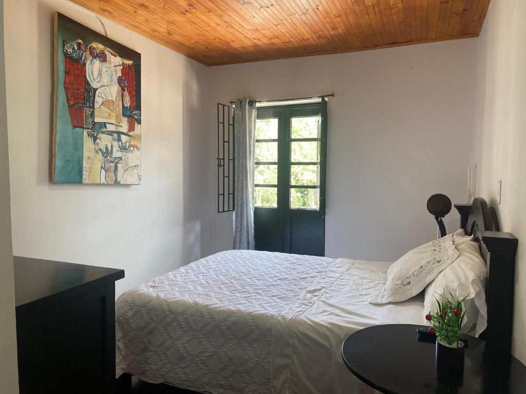 Un pat sau paturi într-o cameră la Hotel Aroma del Bosque Posada Cafe