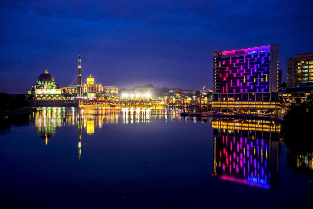 Výhled na řeku, která protéká v blízkosti hotelu
