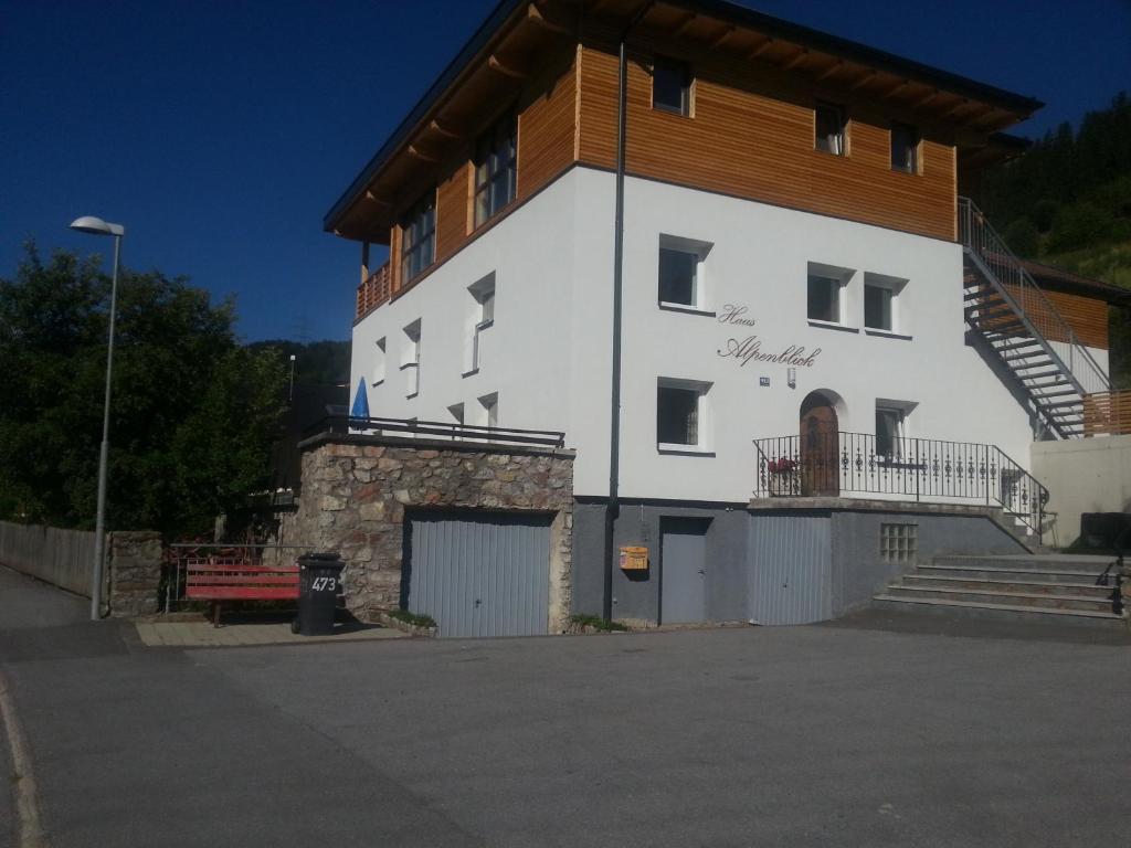 un gran edificio blanco con techo de madera en Haus Alpenblick, en Wenns