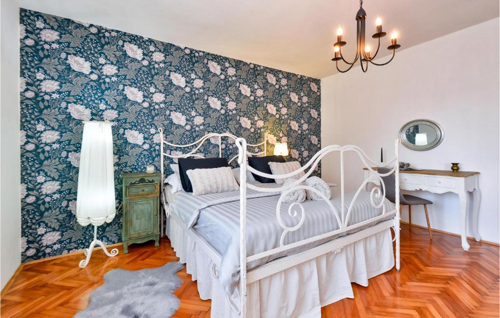 Postel nebo postele na pokoji v ubytování 3 Bedroom Cozy Home In Gornje Plavnice
