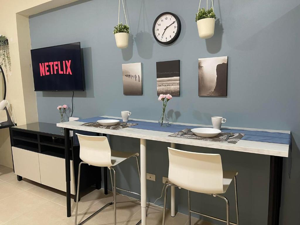 TV a/nebo společenská místnost v ubytování Serin Tagaytay Staycation