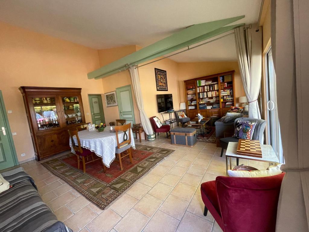 Posedenie v ubytovaní Gîte les Noisetiers Maison familiale avec piscine