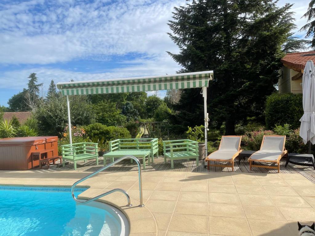 Bazén v ubytovaní Gîte les Noisetiers Maison familiale avec piscine alebo v jeho blízkosti