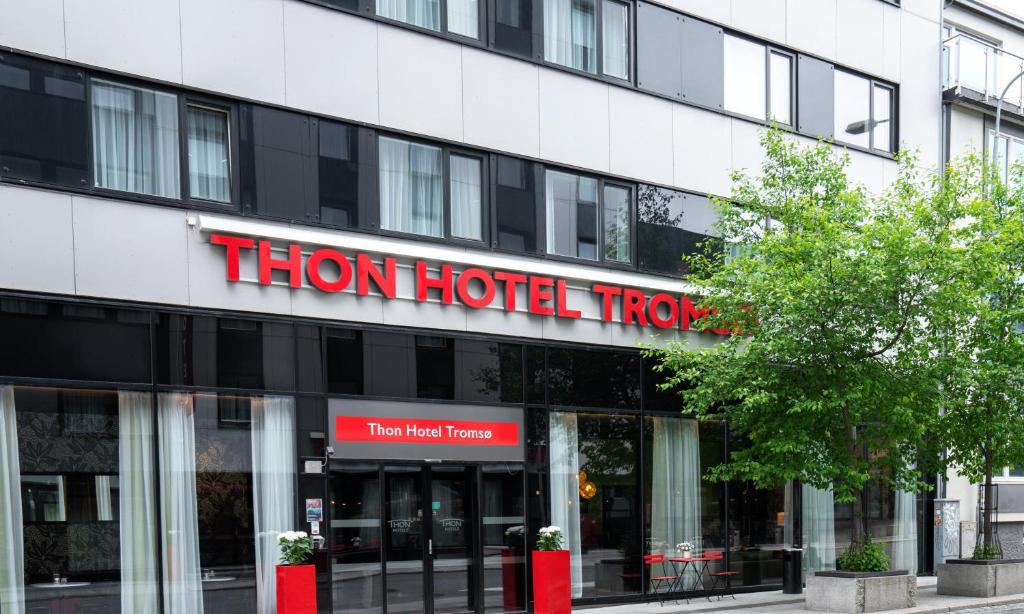 un bâtiment d'hôtel avec un panneau indiquant le haut de l'hôtel dans l'établissement Thon Hotel Tromsø, à Tromsø