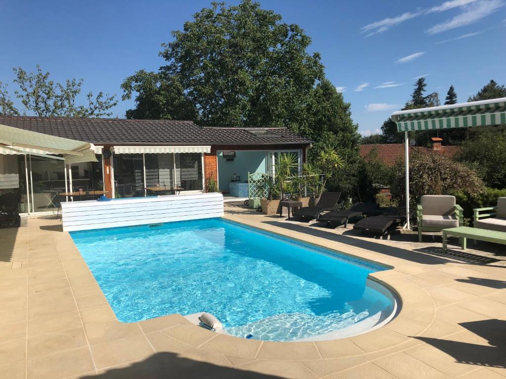 Bazén v ubytovaní Gîte les Noisetiers Maison familiale avec piscine alebo v jeho blízkosti