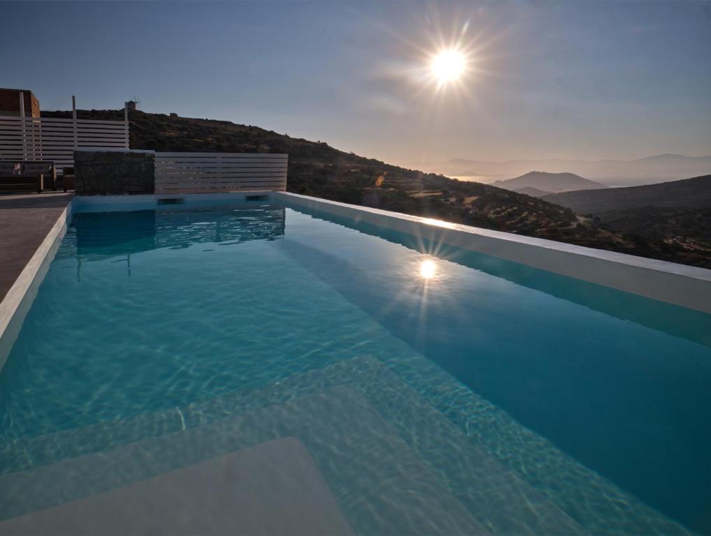 een zwembad met uitzicht op de bergen bij Villa Luxury Magic View in Lefkes