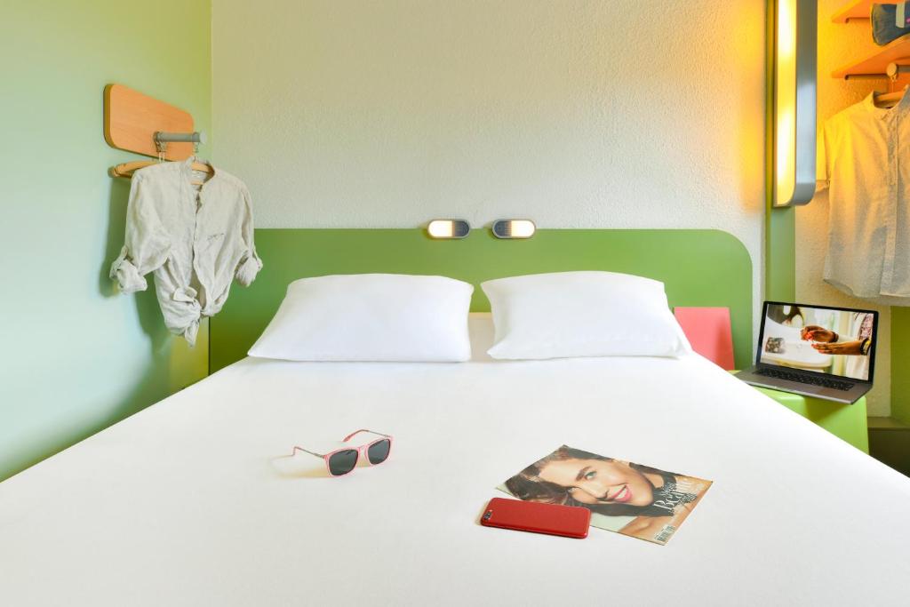 Postel nebo postele na pokoji v ubytování ibis budget Clermont Ferrand Sud