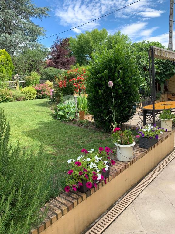 Vonkajšia záhrada v ubytovaní Gîte les Noisetiers Maison familiale avec piscine