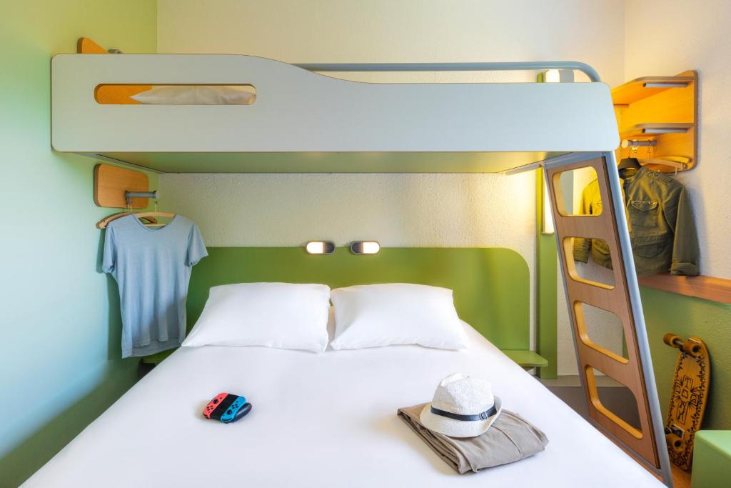 Postel nebo postele na pokoji v ubytování ibis budget Clermont Ferrand Sud
