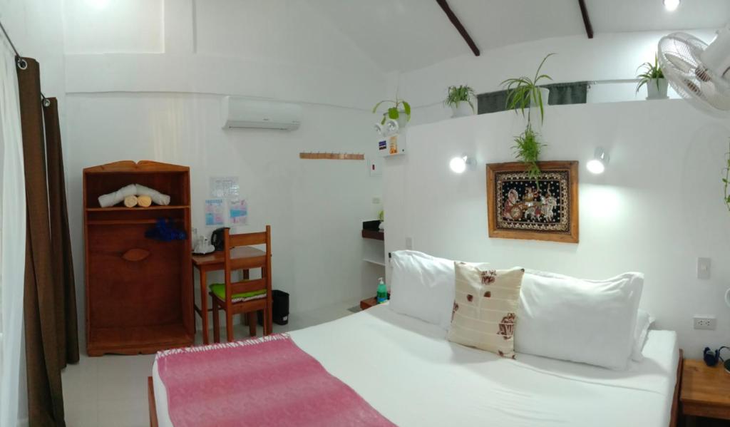 Corong Beach Resort - Tweepersoonskamer Met Balkon