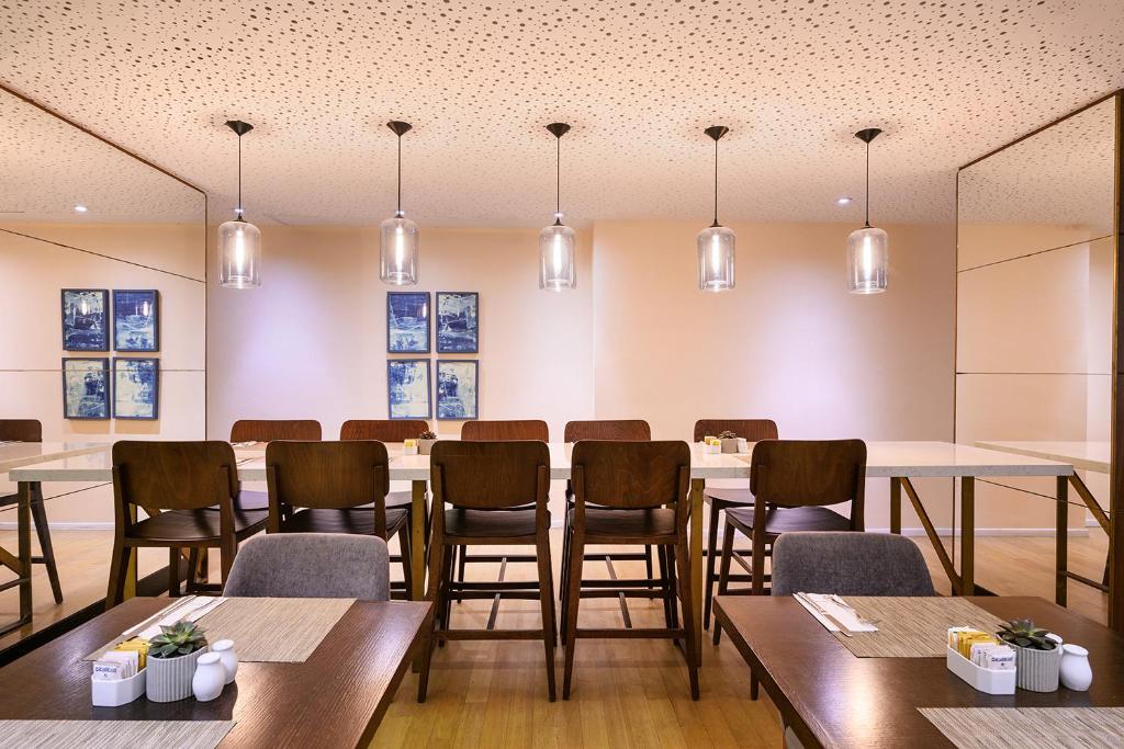 Posezení v ubytování Sea Tower by Isrotel Design