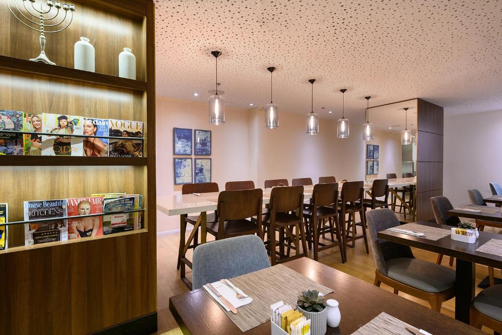 Posezení v ubytování Sea Tower by Isrotel Design