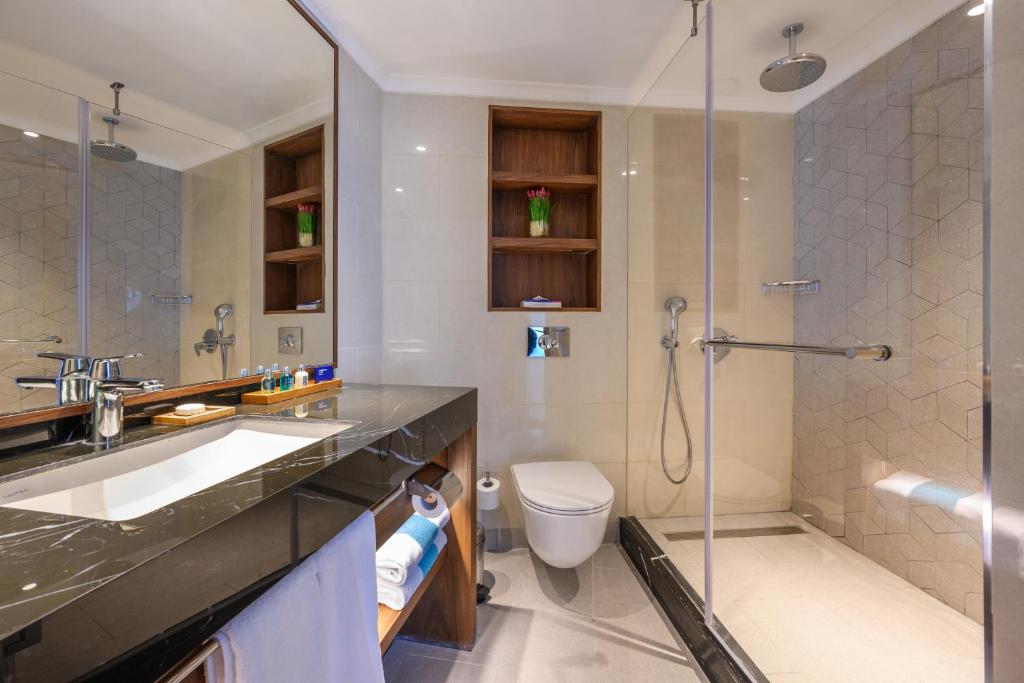 Koupelna v ubytování Sea Tower by Isrotel Design