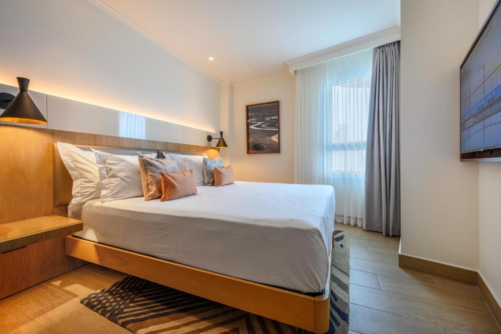 Postel nebo postele na pokoji v ubytování Sea Tower by Isrotel Design