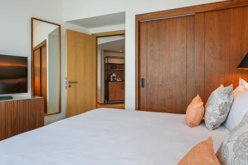 Postel nebo postele na pokoji v ubytování Sea Tower by Isrotel Design