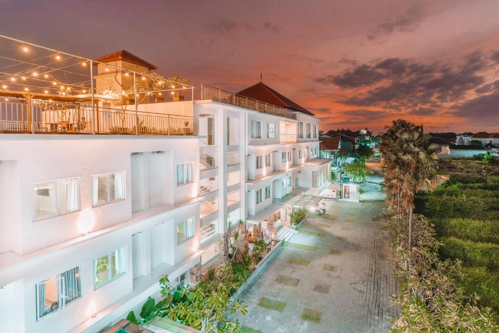 uma vista para um edifício à noite em The Salak Style Hotel em Denpasar