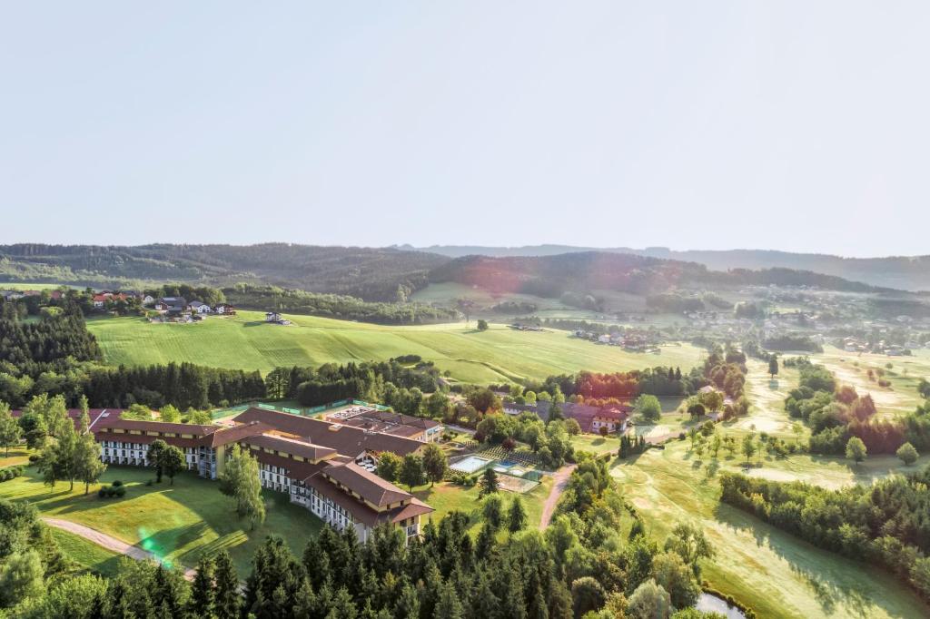 昂弗旺-因豪斯霍克的住宿－Aldiana Club Ampflwang，享有河流和树木的度假村的空中景致