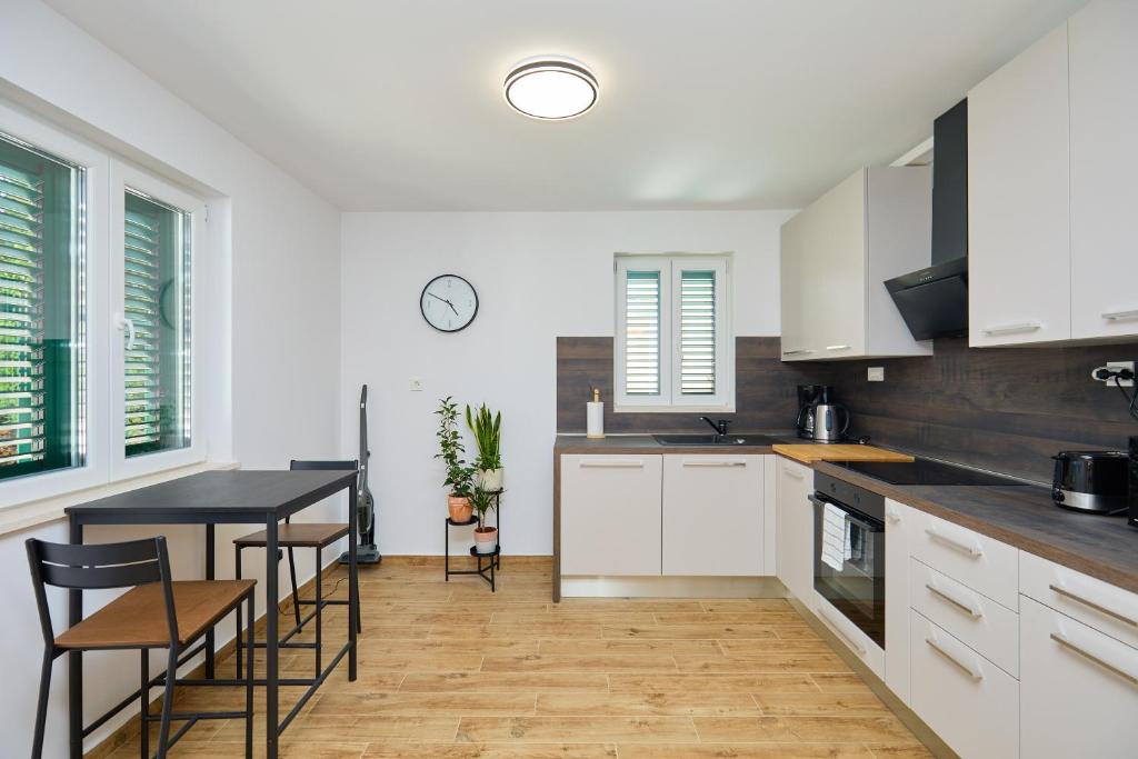 Kuchyňa alebo kuchynka v ubytovaní Villa Larum