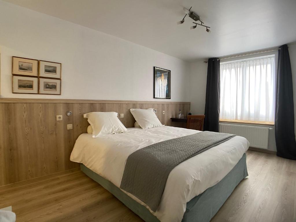 Postel nebo postele na pokoji v ubytování B&B l'Aigrin