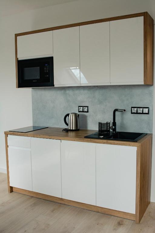 Kuchyňa alebo kuchynka v ubytovaní Apartamenty Jordanów - Stacja Paliw MOYA