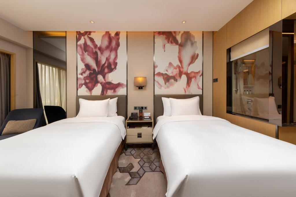 Postel nebo postele na pokoji v ubytování Zhuhai Longzhuda International Hotel