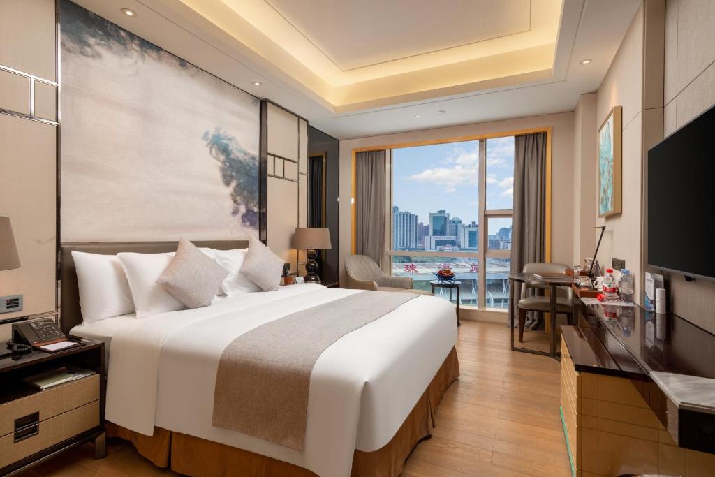 Postel nebo postele na pokoji v ubytování Zhuhai Longzhuda International Hotel