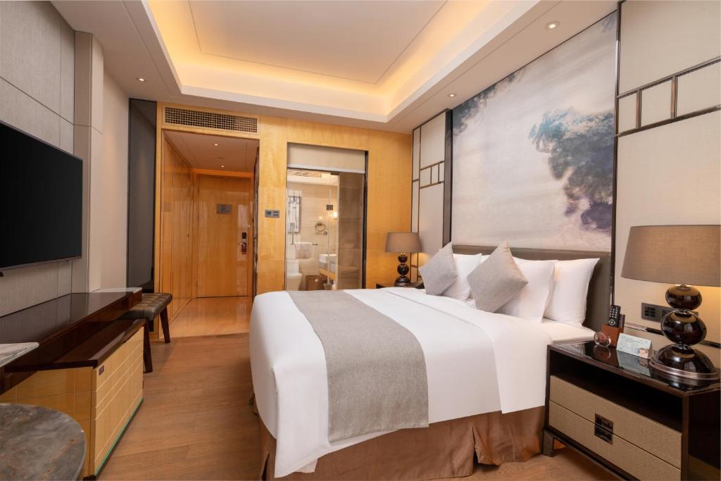Postel nebo postele na pokoji v ubytování Zhuhai Longzhuda International Hotel