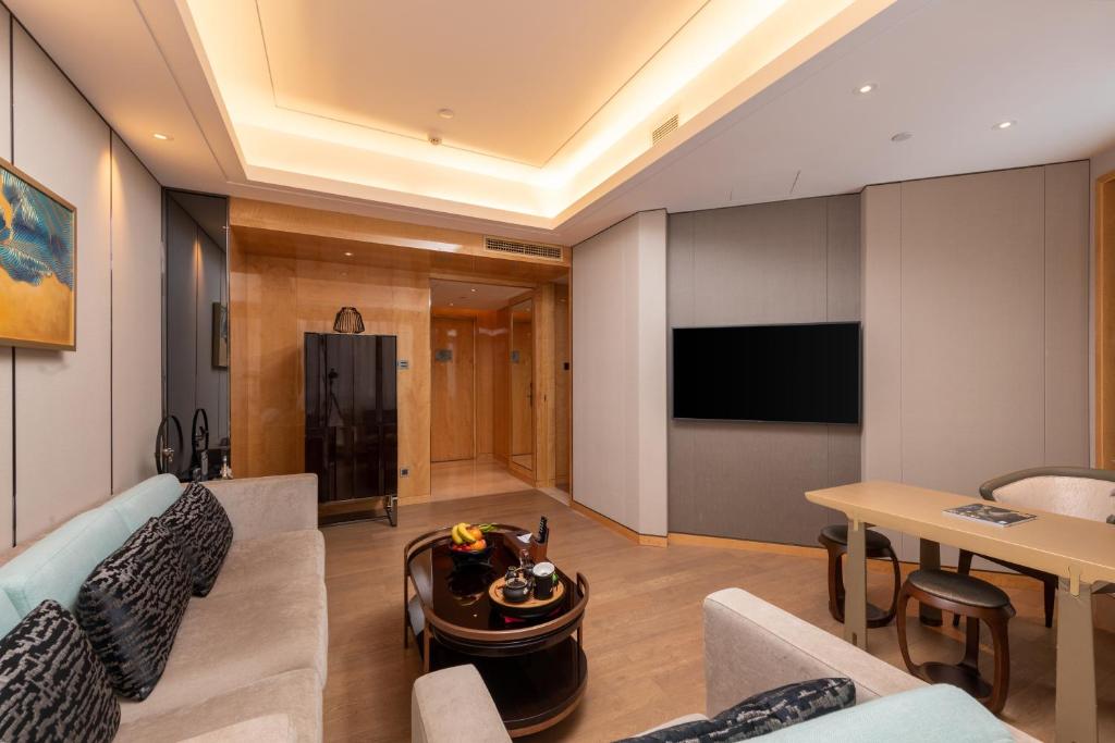 TV a/nebo společenská místnost v ubytování Zhuhai Longzhuda International Hotel