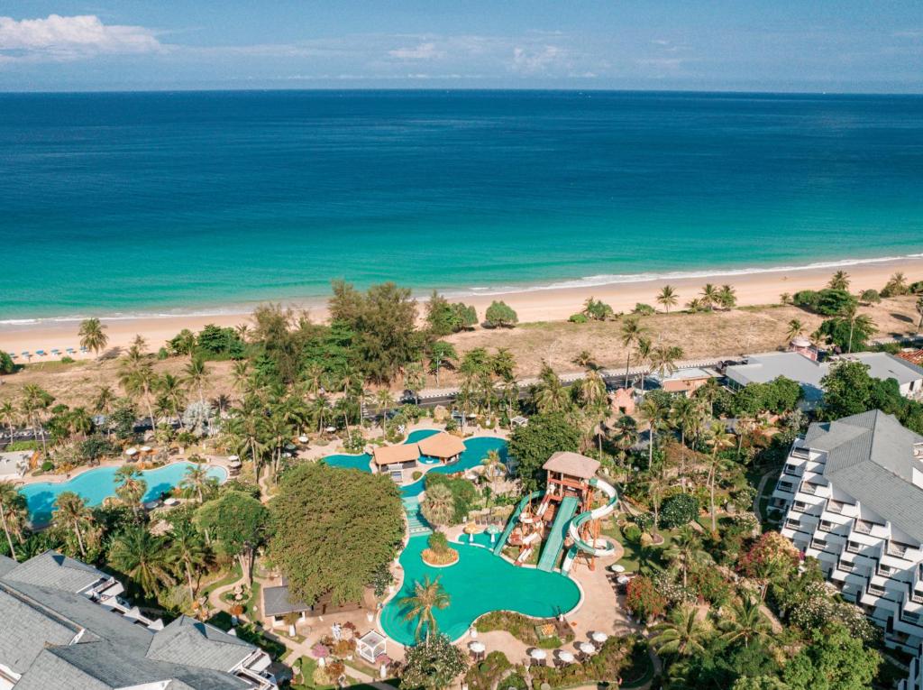 eine Luftansicht auf das Resort und den Strand in der Unterkunft Thavorn Palm Beach Resort Phuket in Karon Beach