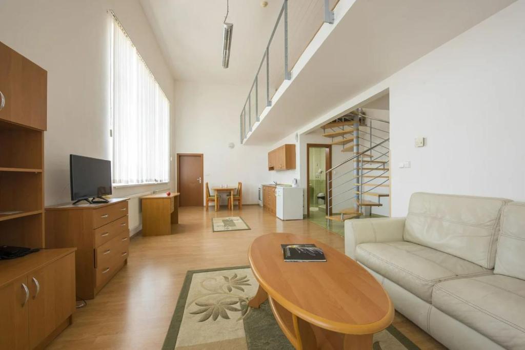 un soggiorno con divano e tavolo di Hotel Spolcentrum a Svit