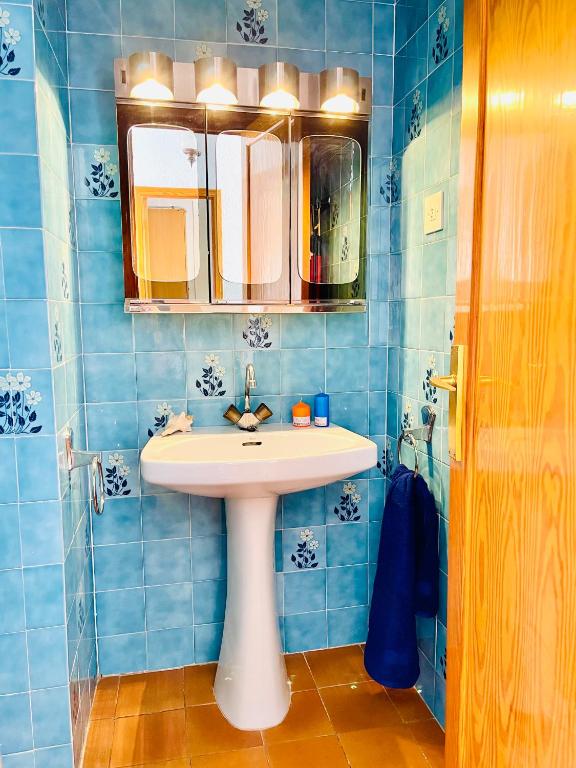 Kúpeľňa v ubytovaní APARTBEACH BALANDRO CLIMATIZADO y VISTAS MAR