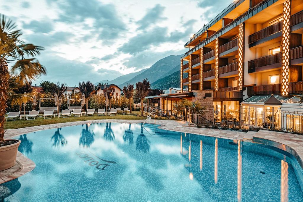 duży basen przed hotelem w obiekcie DolceVita Hotel Jagdhof w mieście Laces