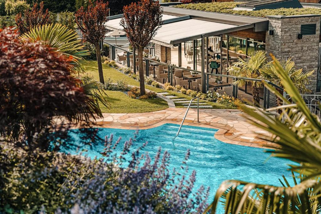 Basen w obiekcie DolceVita Hotel Jagdhof lub w pobliżu