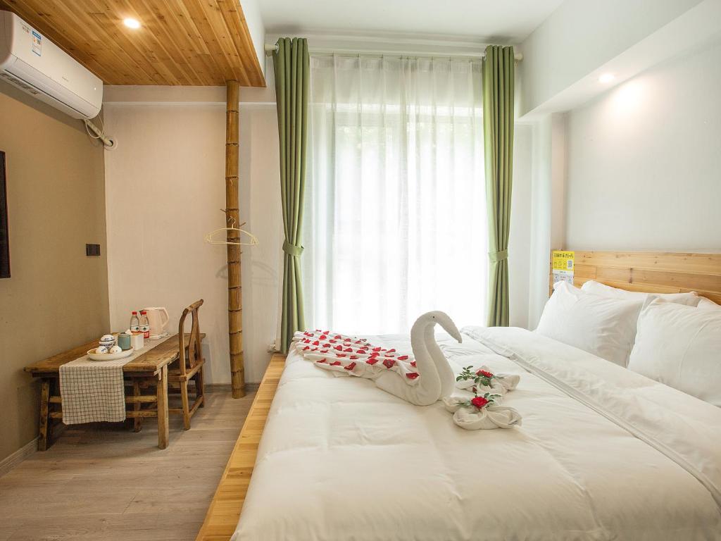 Postel nebo postele na pokoji v ubytování Cloudy Warm Hotel - Huangshan Scenic Area Transfer Center Branch