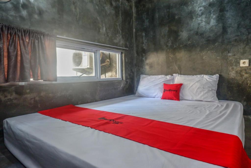 Posteľ alebo postele v izbe v ubytovaní RedDoorz near Jumbo Mall Sragen