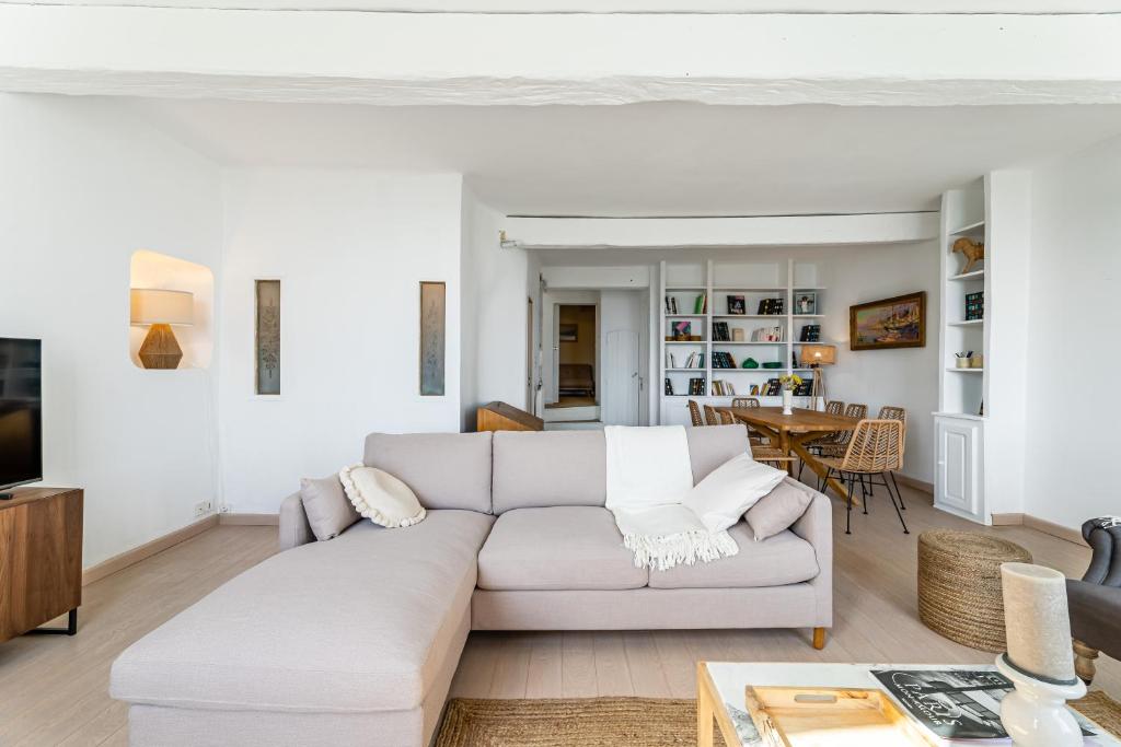 a living room with a white couch and a table at Le Rooftop par Dodo-a-Cassis in Cassis